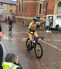 Fakenham crits 4th cats race: Mike Padfield takes the 4th cats win